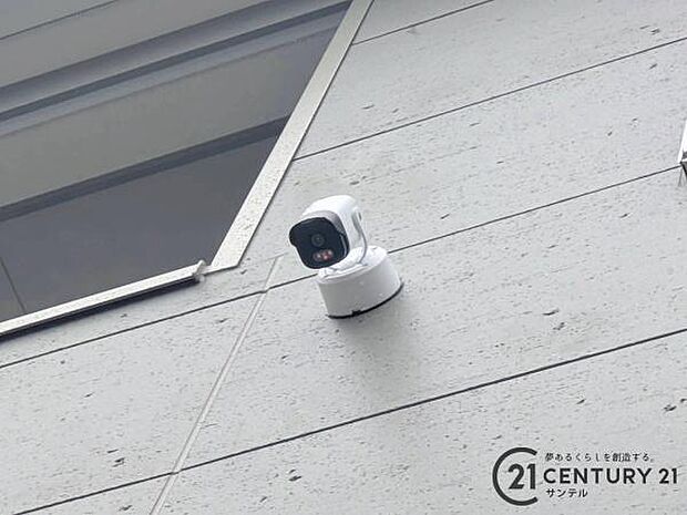 スマホアプリでいつでもどこでも確認できる防犯カメラ♪夜間は赤外線LEDで撮影、マイク付きで通話や録画でき、セキュリティー面も安心です♪
