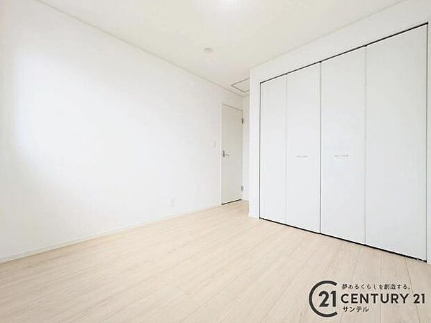5帖の洋室です♪しっかり日が差し込みますので気持ちの良い目覚めができる素敵な洋室になります♪クローゼットが付いております♪