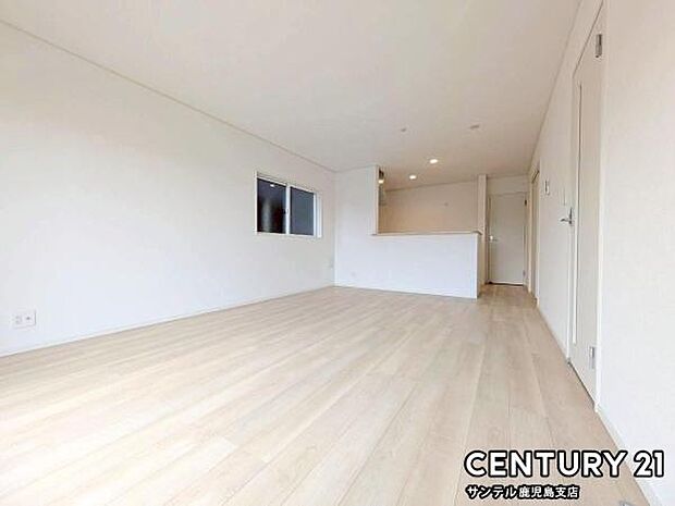 (同仕様モデル)カウンターキッチンからリビングにいるご家族やお子様の様子が見えるので、コミュニケーションがとりながら、ご家族の大切な時間を共有できるリビングスペースです♪