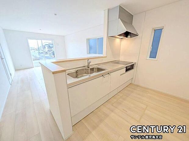 (同仕様モデル写真)シンプルで使いやすい設計のキッチン♪そしてカウンターキッチンなので、リビングいるご家族と会話を楽しみながらお料理ができます♪オプションで食洗器を付けることができます♪