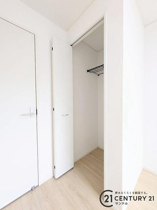 4.5帖洋室のクローゼットです♪丈の長いコートやお子様の制服、スーツなど収納でき、お洋服選びが楽しくなりますね♪