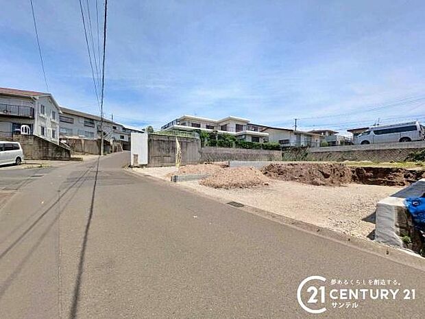 前面道路から撮影した現地写真です♪
