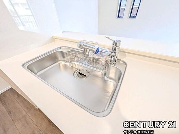 (同仕様モデル写真)キッチン！傷や汚れがつきにくい全面エンボス加工のジャンボシンクと浄水器内蔵のシャワー水栓！毎分4リットルのたっぷり浄水。自動クリーニングで、カートリッジはいつもキレイに保てます♪