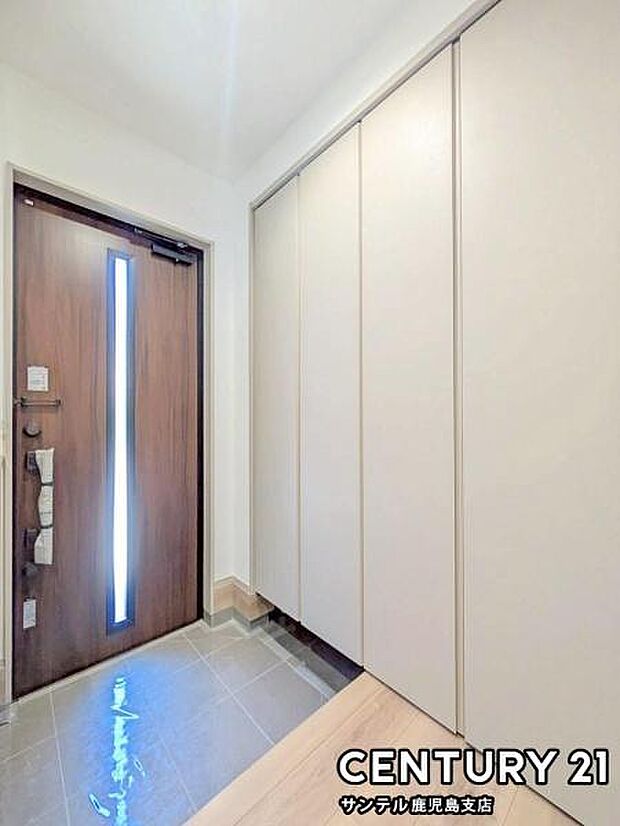 玄関！ご新居への出入り口になる明るい玄関には、たくさんの靴を収納できるシューズボックスが付いております♪いつも清潔感のあるすっきりとした玄関スペースを確保できますよ♪