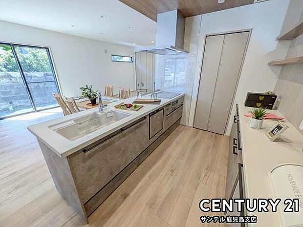 シンプルで使いやすい設計のキッチン♪カウンターキッチンなので、リビングいるご家族と会話を楽しみながらお料理ができます♪標準で食洗器が付いています♪