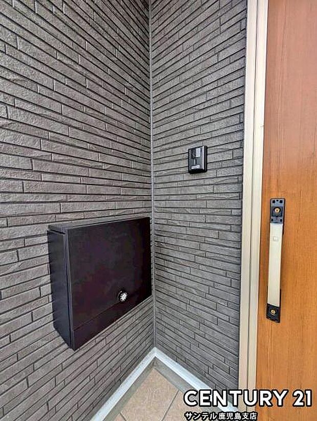 （同仕様モデル写真）ダイヤルロック付きのポストで安心♪雨でも濡れにくい仕様になっておりますよ♪