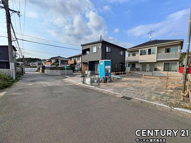前面道路から撮影した現地写真です♪