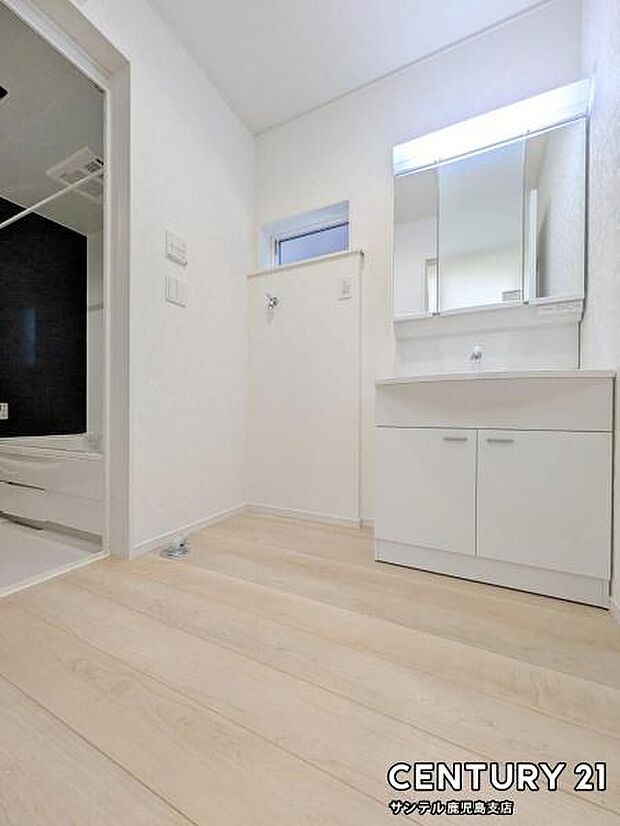 （同仕様モデル）窓の付いた清潔感のあるシンプルな洗面脱衣所♪洗面台は、三面鏡の裏も収納スペースが付いており、シャワーヘッド付き！