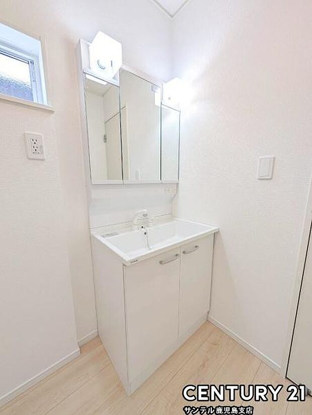 （同仕様モデル）洗面台！シャワーヘッド、三面鏡も付いたおしゃれな洗面台です♪