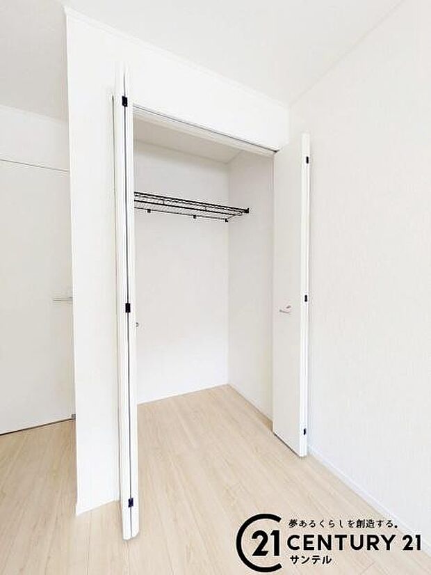 5.5帖洋室のクローゼットです♪丈の長いコートやお子様の制服、スーツなど収納でき、お洋服選びが楽しくなりますね♪