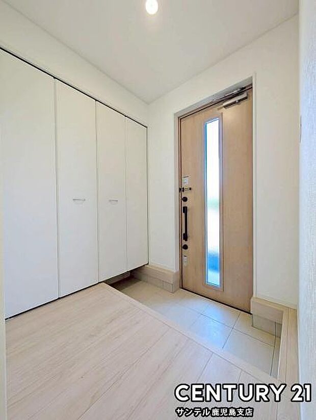 （同仕様モデル）ご新居への出入り口になる明るい玄関には、たくさんの靴を収納できるシューズボックスが付いております♪いつも清潔感のあるすっきりとした玄関スペースを確保できますよ♪