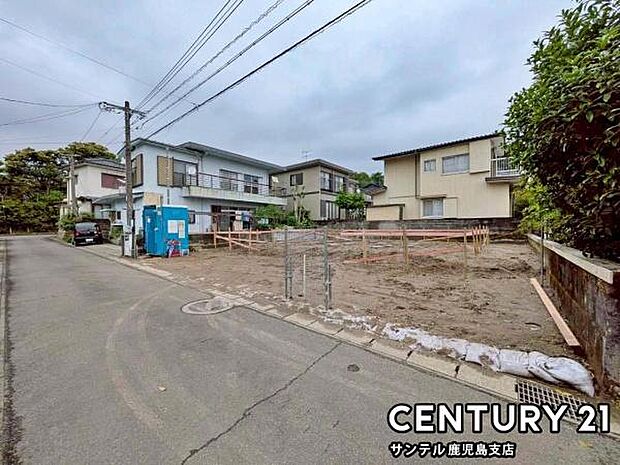 前面道路から撮影した現地写真です♪