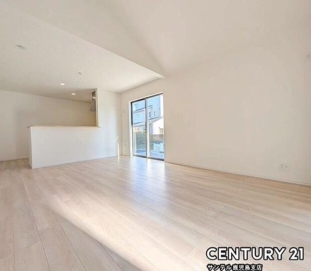 （同仕様モデル）カウンターキッチンからリビングにいるご家族やお子様の様子が見えるので、コミュニケーションがとりながら、ご家族の大切な時間を共有できるリビングスペースです♪