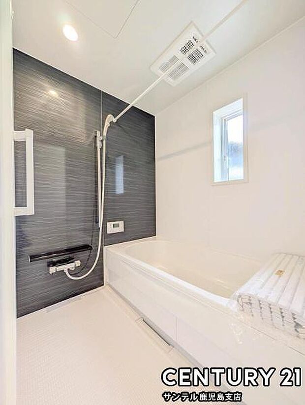 (同仕様モデル写真)1日の疲れもゆっくり取ることのできる広々とした1坪タイプのシステムバス♪浴室乾燥、涼風、暖房、換気システムが付いておりますので、快適なバスタイムを過ごせます♪