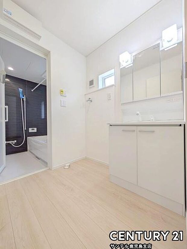 （同仕様モデル）窓の付いた清潔感のあるシンプルな洗面脱衣所♪洗面台は、三面鏡の裏も収納スペースが付いており、シャワーヘッド付き！