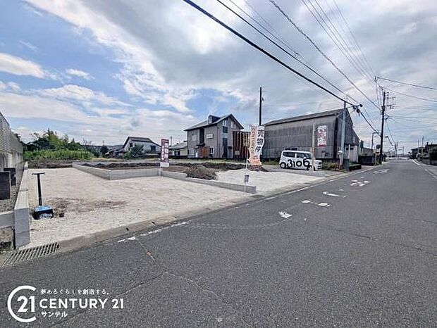 前面道路から撮影した現地写真です♪