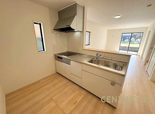 (同仕様モデル写真)シンプルで使いやすい設計のキッチン♪そしてカウンターキッチンなので、リビングいるご家族と会話を楽しみながらお料理ができます♪オプションで食洗器を付けることができます♪