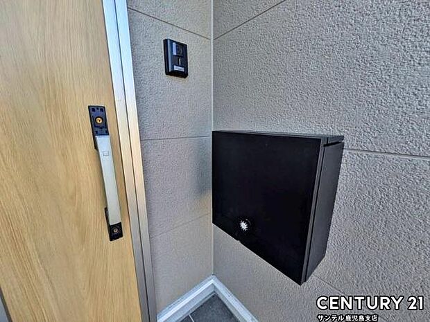 （同仕様モデル写真）ダイヤルロック付きのポストで安心♪雨でも濡れにくい仕様になっておりますよ♪