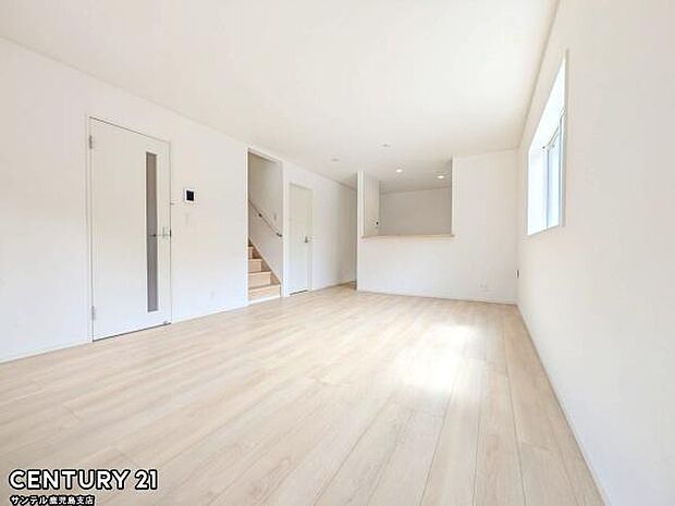 （同仕様モデル）カウンターキッチンからリビングにいるご家族やお子様の様子が見えるので、コミュニケーションがとりながら、ご家族の大切な時間を共有できるリビングスペースです♪