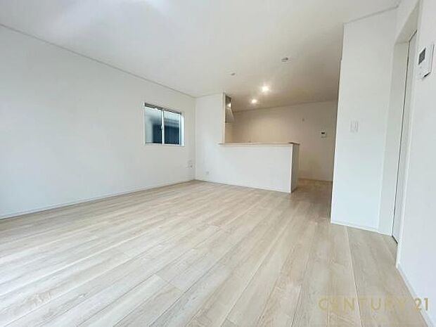 （同仕様モデル）カウンターキッチンからリビングにいるご家族やお子様の様子が見えるので、コミュニケーションがとりながら、ご家族の大切な時間を共有できるリビングスペースです♪