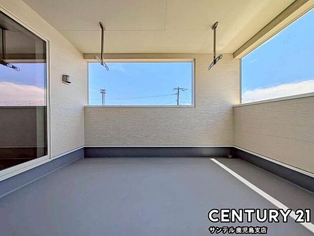 （同仕様写真）ぽかぽかした天気の良い日はバルコニーで洗濯物を外で干すことが出来ます♪