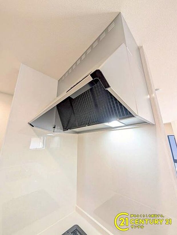 (同仕様モデル写真)キッチン!見栄えも良く、お手入れもしやすいスリム型のレンジフードを搭載♪