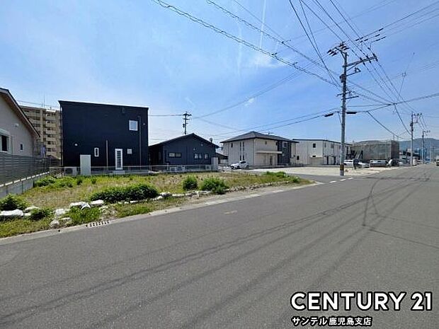 前面道路から撮影した現地写真です♪