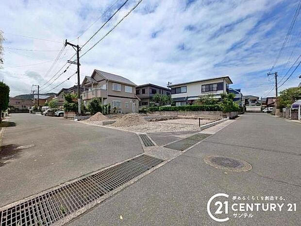 前面道路から撮影した現地写真です♪