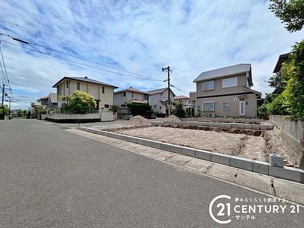 前面道路から撮影した現地写真です♪