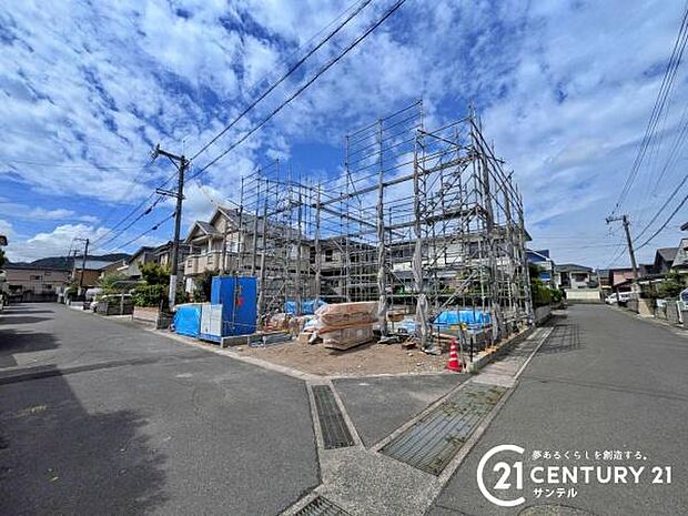 前面道路から撮影した現地写真です♪