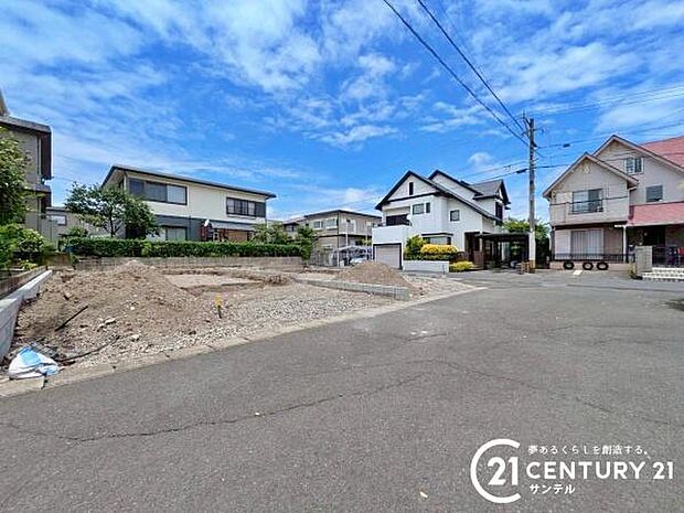 前面道路から撮影した現地写真です♪