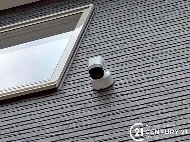 スマホアプリでいつでもどこでも確認できる防犯カメラ♪夜間は赤外線LEDで撮影、マイク付きで通話や録画でき、セキュリティー面も安心です♪