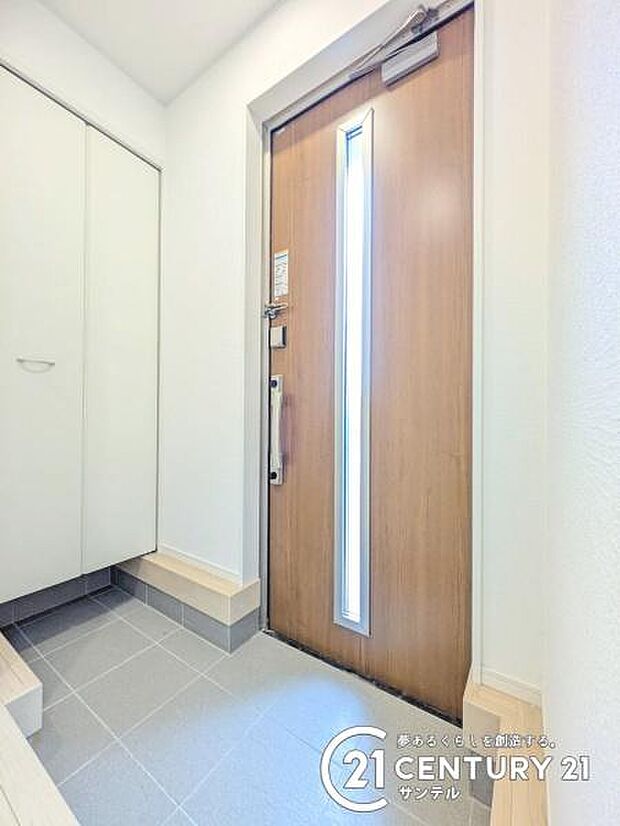 ご新居への出入り口になる明るい玄関には、たくさんの靴を収納できるシューズボックスが付いております♪いつも清潔感のあるすっきりとした玄関スペースを確保できますよ♪