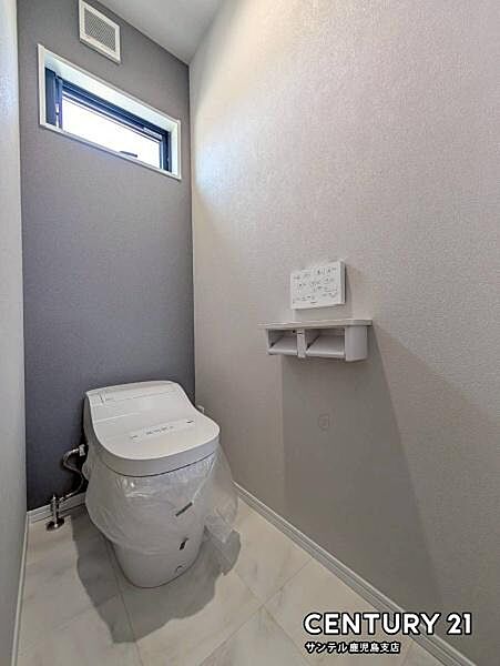 2階のウォシュレット付きトイレはパナソニック製です♪採光の取れる窓もついております♪