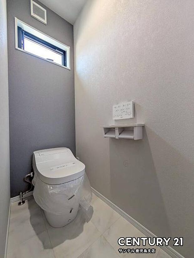 2階のウォシュレット付きトイレはパナソニック製です♪採光の取れる窓もついております♪