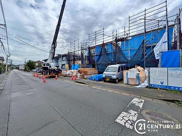 前面道路から撮影した現地写真です♪