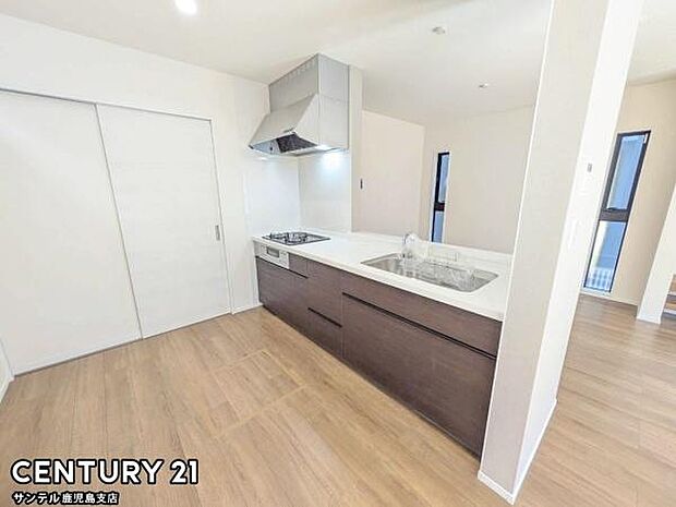 (同仕様モデル写真)キッチン!シンプルで使いやすい設計のキッチン♪そしてカウンターキッチンなので、リビングいるご家族と会話を楽しみながらお料理ができます♪オプションで食洗器を付けることができます♪