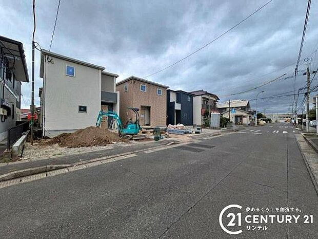 前面道路から撮影した現地写真です♪