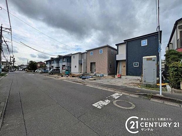 前面道路から撮影した現地写真です♪