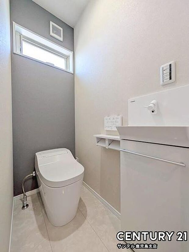 2階のウォシュレット付きトイレはパナソニック製です♪採光の取れる窓もついております♪