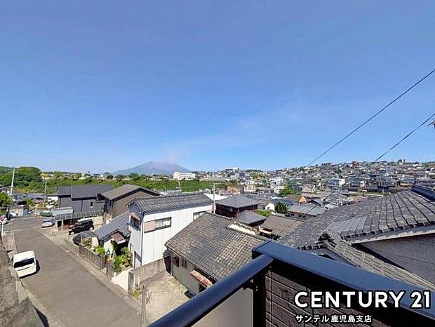 バルコニーからの眺望です♪見晴らし良く、桜島が見えるロケーションです♪