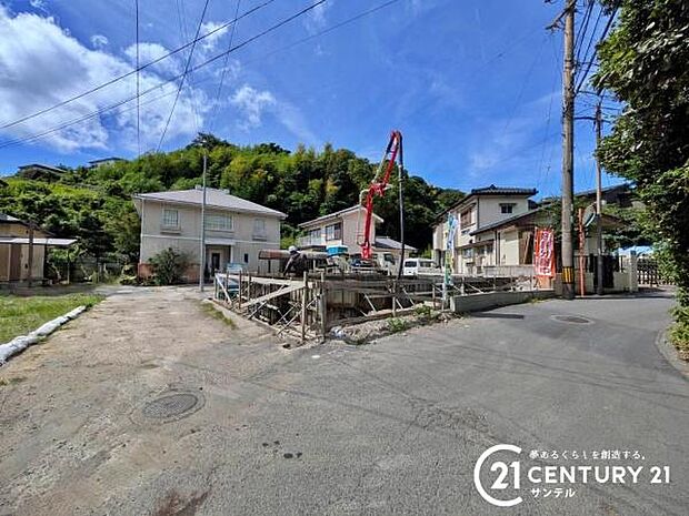 前面道路から撮影した現地写真です♪