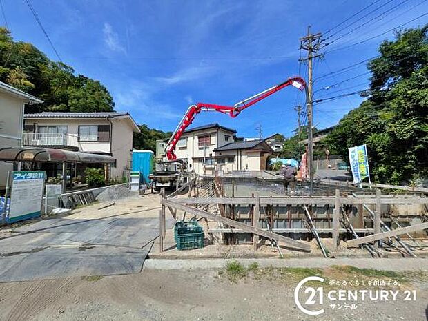 前面道路から撮影した現地写真です♪