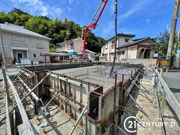 現在、基礎工事中です♪