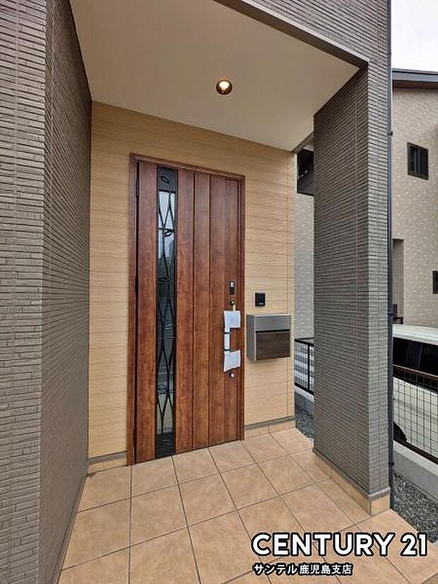 セキュリティ面でも安心なダブルロックドアの玄関です♪屋根があるので、ちょっとした雨の日でも焦ることなく鍵や傘の開け閉めができます♪