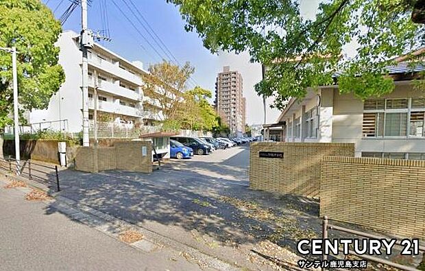 鹿児島市立伊敷中学校まで1100m