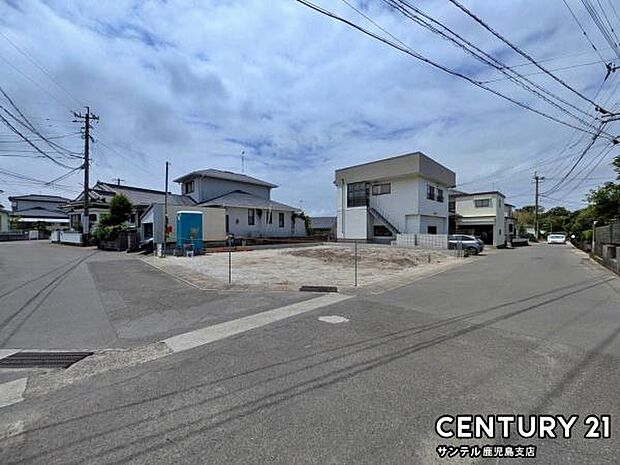 前面道路から撮影した現地写真です♪