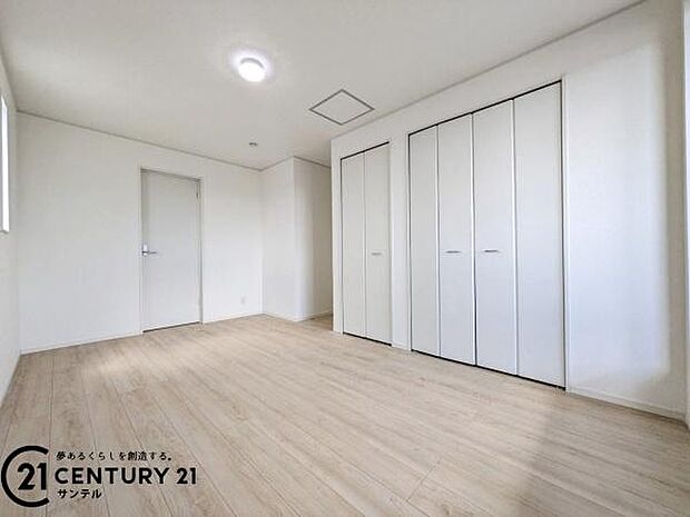 8帖の洋室です♪バルコニーとつながる洋室となっており、しっかり日が差し込みますので気持ちの良い目覚めができる素敵なお部屋です♪ウォークインクローゼットも付いております♪