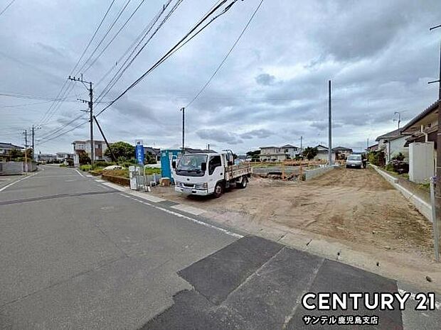 前面道路から撮影した現地写真です♪