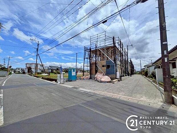 前面道路から撮影した現地写真です♪